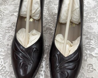 Zapatos de tacón clásicos vintage de los años 80, nuevos, marca SALVATORE FERRAGAMO, con relieve, talla 7.5B, fabricados en Italia.