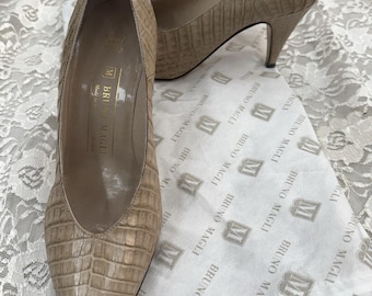 Zapatos de tacón de piel de cocodrilo beige Bruno Magli, estilo vintage de los 80, nuevos.