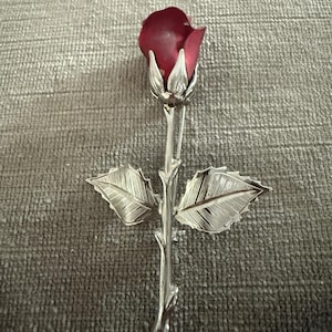 Broche vintage de haste longa com rosas vermelhas e broche de flor prateado