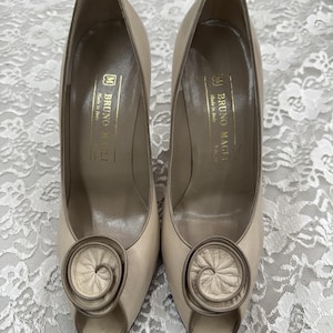 Vintage Bruno Magli crèmekleurige peep-toe leren hakken pumps 7 1/2 B ITALI rozet