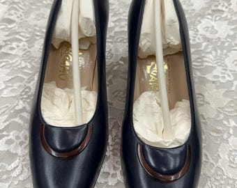Zapatos de tacón de piel azul marino color almendra roja estilo vintage nuevos de SALVATORE FERRAGAMO, talla 7.5 B, con hebilla de lujo.