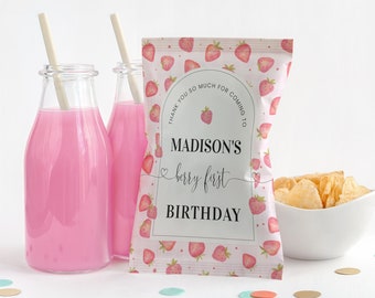 Puede incluir: Una bolsa de patatas fritas blanca con un patrón de fresas y el texto "Muchas gracias por venir al primer cumpleaños de Madison, un cumpleaños de frutos rojos".