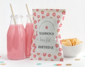 Puede incluir: Bolsa de regalo blanca con estampado de fresas y el texto "Muchas gracias por venir al primer cumpleaños de Madison".