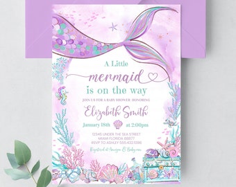 Peut inclure: Une invitation de fête prénatale de couleur violette et turquoise avec une illustration de queue de sirène. Le texte indique "A Little Mermaid is on the way" et comprend le nom "Elizabeth Smith", la date "January 18th", l'heure "at 2:00pm", et l'adresse "12345 Under the Sea Street, Miami Florida 88877". L'invitation comprend également les informations RSVP "RSVP to Ashley 555.432.1098" et "Registered at Amazon & Baby.com".