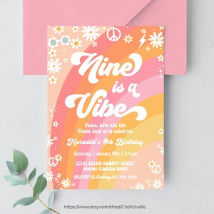 Convite de aniversário Nine Is A Vibe Hippie Van editável 9º aniversário Groovy Decorações Tema Hippie Convites retrô G409