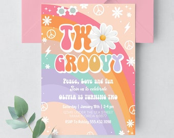Puede incluir: Una invitación colorida con un arcoíris y una margarita. El texto dice "The Groovy" y "Olivia cumple dos años".