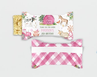 Puede incluir: Una bolsa de regalo blanca y rosa con temática de granja. La bolsa presenta un granero rojo, una vaca, un cerdo, una oveja, un burro, un tractor y un molino de viento. El texto en la bolsa dice "Gracias por venir al 2º cumpleaños de Madison".