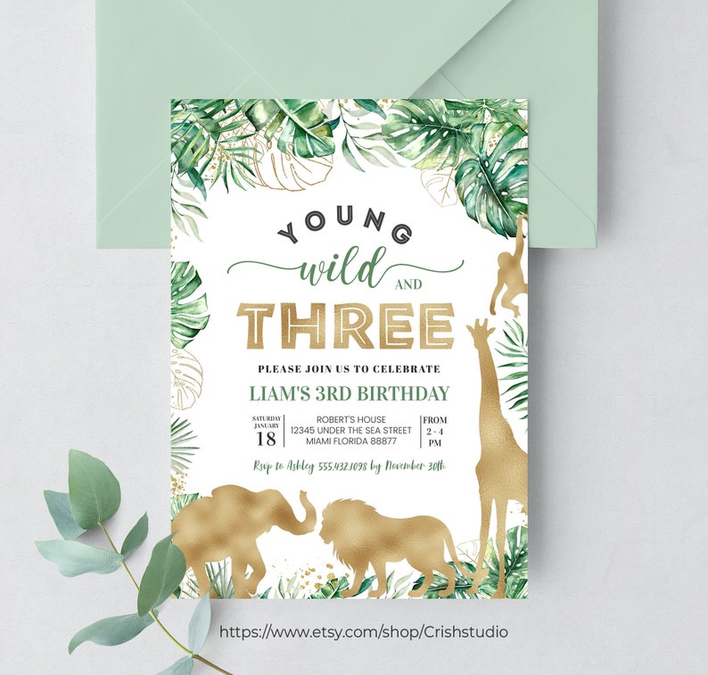 Puede incluir: Una invitaci&oacute;n de cumplea&ntilde;os de tem&aacute;tica de jungla verde y dorada para un tercer cumplea&ntilde;os. La invitaci&oacute;n dice "Young Wild and Three" con siluetas de jirafa, le&oacute;n, elefante y mono. La invitaci&oacute;n incluye la fecha, la hora y la ubicaci&oacute;n de la fiesta.