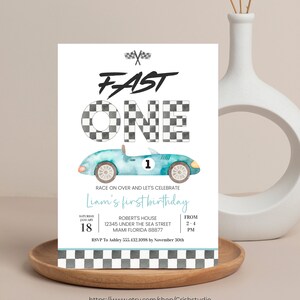 Peut inclure: Une invitation d'anniversaire bleue et blanche avec un motif &agrave; carreaux et une voiture de course bleue de dessin anim&eacute;. L'invitation dit "Fast One" et "Liam's first birthday". L'invitation comprend la date, l'heure et le lieu de la f&ecirc;te.