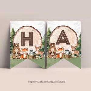 Pode incluir: Uma faixa com tema de floresta com as letras "HA" em marrom sobre um fundo de madeira. As letras s&atilde;o cercadas por animais da floresta, incluindo um urso, uma raposa, um guaxinim e um veado. A faixa &eacute; perfeita para uma festa de anivers&aacute;rio ou outra ocasi&atilde;o especial.