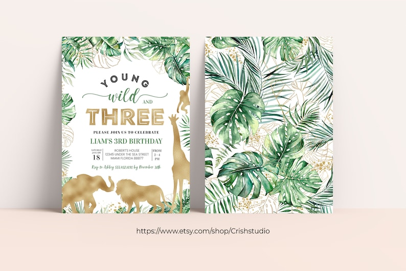 Puede incluir: Una invitaci&oacute;n de cumplea&ntilde;os con tem&aacute;tica de selva con detalles en dorado. La invitaci&oacute;n presenta un patr&oacute;n de hojas verdes y doradas sobre un fondo blanco. El texto de la invitaci&oacute;n dice "Young Wild and Three" e incluye los detalles de la fiesta de cumplea&ntilde;os de Liam por sus 3 a&ntilde;os.