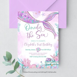 Pu&ograve; includere: Invito a tema sirenetta con coda di sirena viola e turchese con il testo "Oneder the Sea" e "Elizabeth's First Birthday". L'invito include i dettagli della festa, tra cui la data, l'ora, l'indirizzo e le informazioni RSVP.