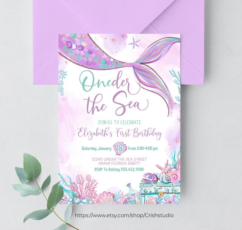 Pu&ograve; includere: Invito a tema sirenetta con coda di sirena viola e turchese con il testo "Oneder the Sea" e "Elizabeth's First Birthday". L'invito include i dettagli della festa, tra cui la data, l'ora, l'indirizzo e le informazioni RSVP.