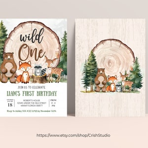 Pode incluir: Um convite de primeiro anivers&aacute;rio com tema de floresta com uma ilustra&ccedil;&atilde;o em aquarela de um urso, uma raposa, um guaxinim e um veado em p&eacute; na frente de um toco de &aacute;rvore. O texto "wild one" est&aacute; escrito em letras marrons e brancas sobre um fundo de madeira. O convite inclui o nome da crian&ccedil;a que faz anivers&aacute;rio, a data, a hora e o local.