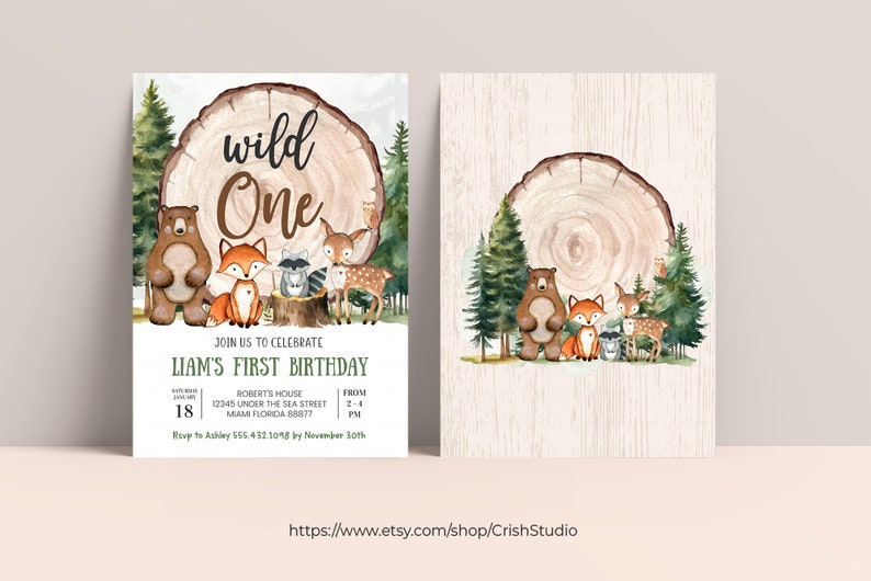 Pode incluir: Um convite de primeiro anivers&aacute;rio com tema de floresta com uma ilustra&ccedil;&atilde;o em aquarela de um urso, uma raposa, um guaxinim e um veado em p&eacute; na frente de um toco de &aacute;rvore. O texto "wild one" est&aacute; escrito em letras marrons e brancas sobre um fundo de madeira. O convite inclui o nome da crian&ccedil;a que faz anivers&aacute;rio, a data, a hora e o local.
