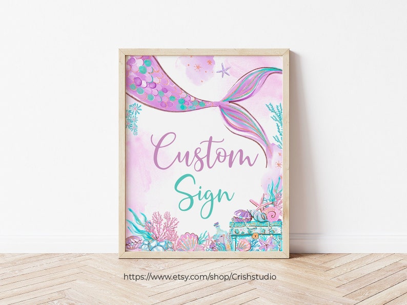 Pu&ograve; includere: Un cartello stampabile con una coda di sirena, conchiglie e coralli in tonalit&agrave; di rosa, viola e turchese. Il testo "Custom Sign" &egrave; scritto in un font decorativo.
