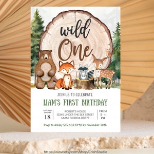 Pode incluir: Uma ilustra&ccedil;&atilde;o em aquarela de animais da floresta, incluindo um urso, uma raposa, um guaxinim e um veado, que cercam um tronco de &aacute;rvore com o texto "wild one" nele. O convite &eacute; para o primeiro anivers&aacute;rio do Liam, com detalhes sobre a data, hora, local e informa&ccedil;&otilde;es de RSVP.