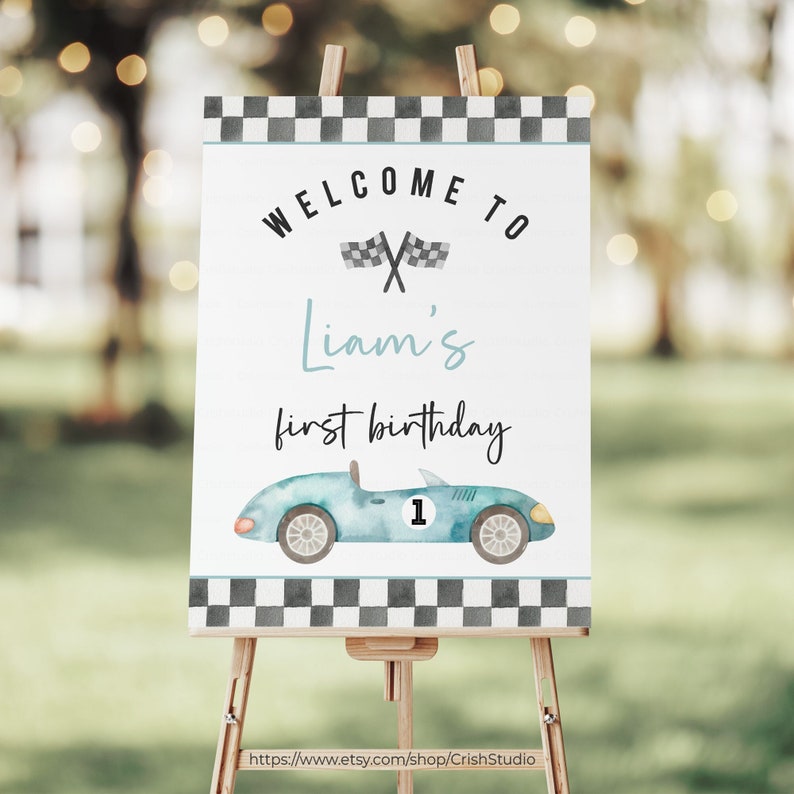Peut inclure: Une pancarte de bienvenue pour un premier anniversaire avec un fond &agrave; carreaux, une voiture de course bleue et le texte "Bienvenue &agrave; Liam's first birthday".