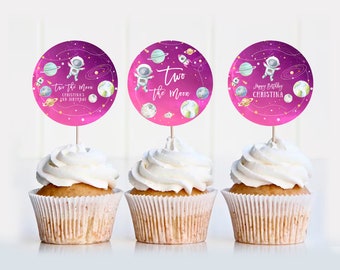 Peut inclure: Trois décorations rondes pour cupcakes de couleur rose et violette avec un astronaute, des planètes et des étoiles. Les décorations indiquent "Two the Moon" et "Happy Birthday Christina".