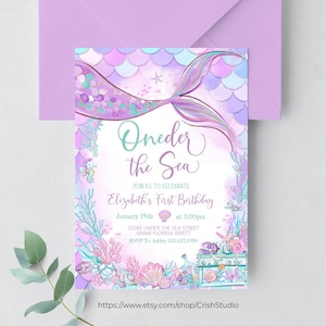 Peut inclure: Une queue de sir&egrave;ne violette et turquoise avec un coquillage et un coffre au tr&eacute;sor. L'invitation indique "Oneder the Sea" et est pour le premier anniversaire d'Elizabeth. La f&ecirc;te a lieu le 15 janvier &agrave; 14h00. L'adresse est 12345 Under the Sea Street, Miami Florida 88877. RSVP &agrave; Ashley 555.432.1008.