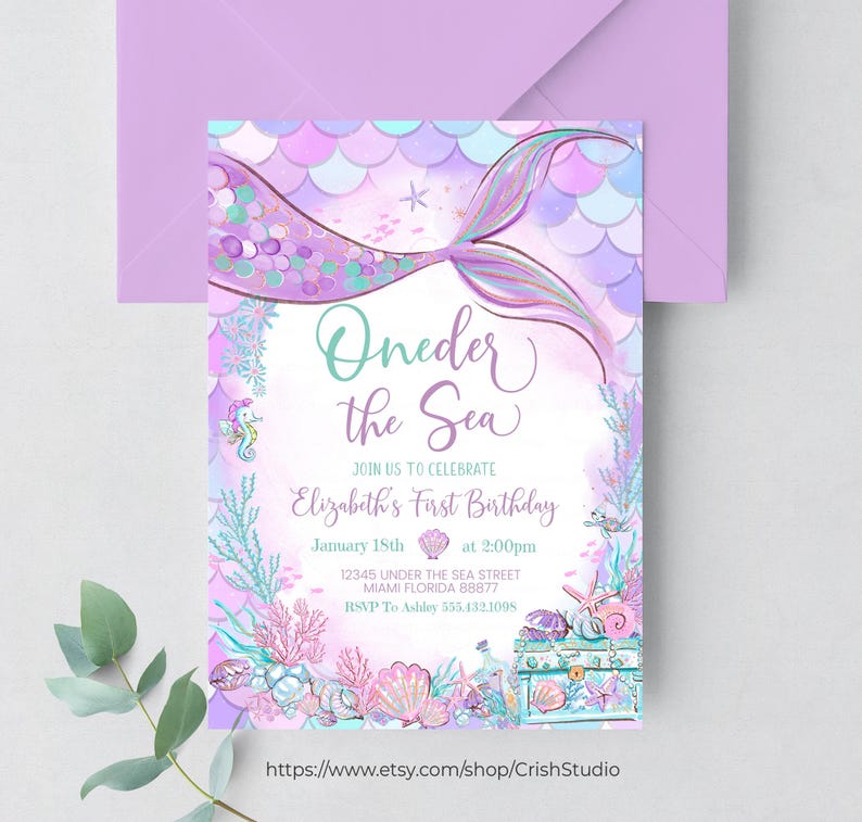Peut inclure: Une queue de sir&egrave;ne violette et turquoise avec un coquillage et un coffre au tr&eacute;sor. L'invitation indique "Oneder the Sea" et est pour le premier anniversaire d'Elizabeth. La f&ecirc;te a lieu le 15 janvier &agrave; 14h00. L'adresse est 12345 Under the Sea Street, Miami Florida 88877. RSVP &agrave; Ashley 555.432.1008.