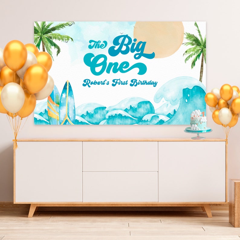 Op de afbeelding: Een blauwe en witte aquarel achtergrond met de tekst "The Big One" en "Robert's First Birthday". De achtergrond heeft een palmboom, een zon en twee surfplanken.