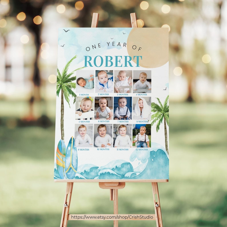 Op de afbeelding: Een blauwe en witte aquarel-illustratie van oceaan golven en palmbomen met een surfboard. De illustratie is een fotocollage van het eerste levensjaar van een baby met 12 foto's van een babyjongen, gelabeld met de maand van elke foto. De tekst "ONE YEAR OF ROBERT" staat bovenaan de collage.