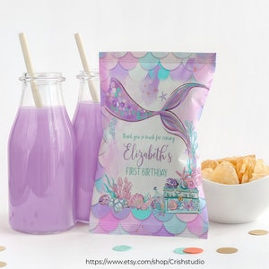 Pu&ograve; includere: Un sacchetto per feste a tema sirenetta in viola e blu con una coda di sirena, conchiglie e uno scrigno del tesoro. Il sacchetto dice "Grazie mille per essere venuto al primo compleanno di Elizabeth".