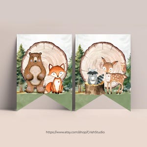 Pode incluir: Dois banners de festa imprim&iacute;veis com tema de animais da floresta. O primeiro banner apresenta um urso marrom e uma raposa vermelha em p&eacute; na frente de um tronco de &aacute;rvore. O segundo banner apresenta um guaxinim, um veado e uma coruja em p&eacute; na frente de um tronco de &aacute;rvore.