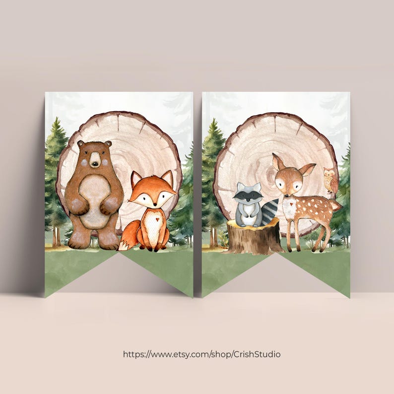 Pode incluir: Dois banners de festa imprim&iacute;veis com tema de animais da floresta. O primeiro banner apresenta um urso marrom e uma raposa vermelha em p&eacute; na frente de um tronco de &aacute;rvore. O segundo banner apresenta um guaxinim, um veado e uma coruja em p&eacute; na frente de um tronco de &aacute;rvore.