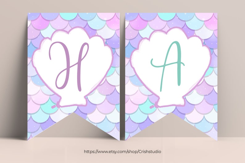 Pu&ograve; includere: Uno striscione a tema sirenetta con due pennoni che presentano una conchiglia bianca con una "H" viola e una "A" verde su uno sfondo di squame iridescenti viola, blu e bianche.