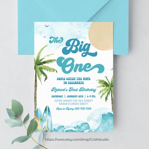 Op de afbeelding: Een blauwe en witte uitnodiging voor een eerste verjaardagsfeest met een strandthema. De uitnodiging toont een palmboom, golven en surfplanken. De tekst op de uitnodiging luidt "The Big One" en "Come catch the wave to celebrate Robert's First Birthday".