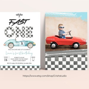 Peut inclure: Une invitation de premier anniversaire sur le th&egrave;me de la course automobile, avec un motif de drapeau &agrave; damier bleu et blanc. L'invitation dit "Fast One" et comprend le texte "Race on over and let's celebrate Liam's first birthday".