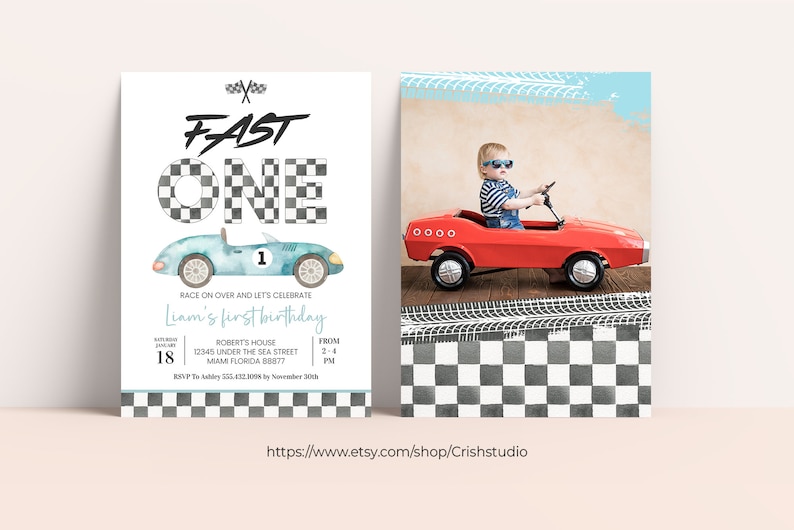 Peut inclure: Une invitation de premier anniversaire sur le th&egrave;me de la course automobile, avec un motif de drapeau &agrave; damier bleu et blanc. L'invitation dit "Fast One" et comprend le texte "Race on over and let's celebrate Liam's first birthday".