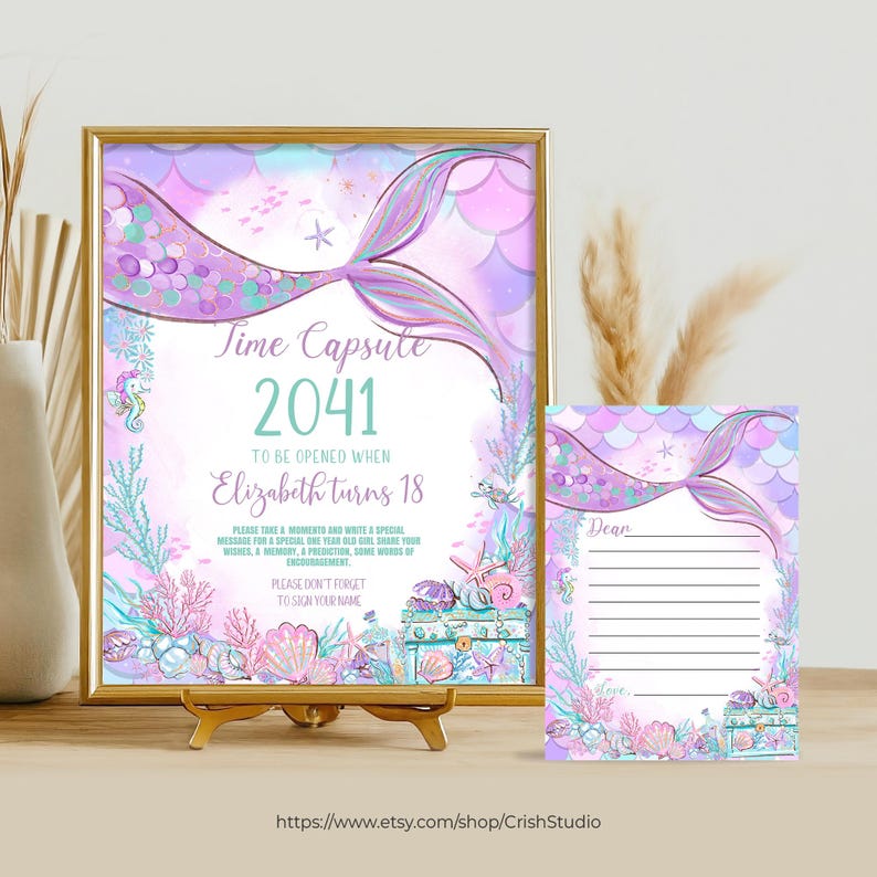 Peut inclure: Une affiche imprimable de capsule temporelle avec une queue de sir&egrave;ne et des coquillages. L'affiche indique "Time Capsule 2041 &Agrave; ouvrir quand Elizabeth aura 18 ans".