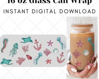 Pode incluir: Um download digital de um envoltório para lata de vidro de 473 ml com uma variedade de ilustrações com tema marítimo, incluindo estrelas do mar, âncoras, medusas e corais. As ilustrações estão em tons de azul, rosa e branco.
