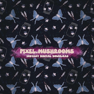 Op de afbeelding: Digitale download met een herhalend patroon van blauwe motten, vuurvliegjes in potten en takjes op een donkerblauwe achtergrond. De tekst "PIXEL.MUSHROOMS" en "INSTANT DIGITAL DOWNLOAD" worden weergegeven.