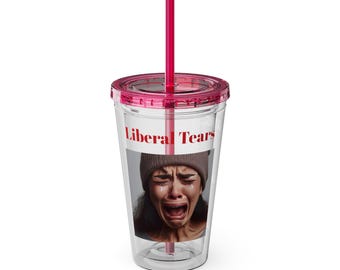 Puede incluir: Un vaso de plástico transparente con tapa y pajita rosas. El vaso presenta el texto "Liberal Tears" sobre una imagen de una persona llorando con un gorro. El vaso está diseñado para bebidas frías.