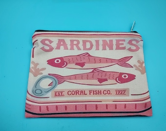 Retro Sardine Can Pouch – Kitsch Fish Print Zipper Bag, Eclectic Coin Purse, Funky Gift for Vintage Lovers
