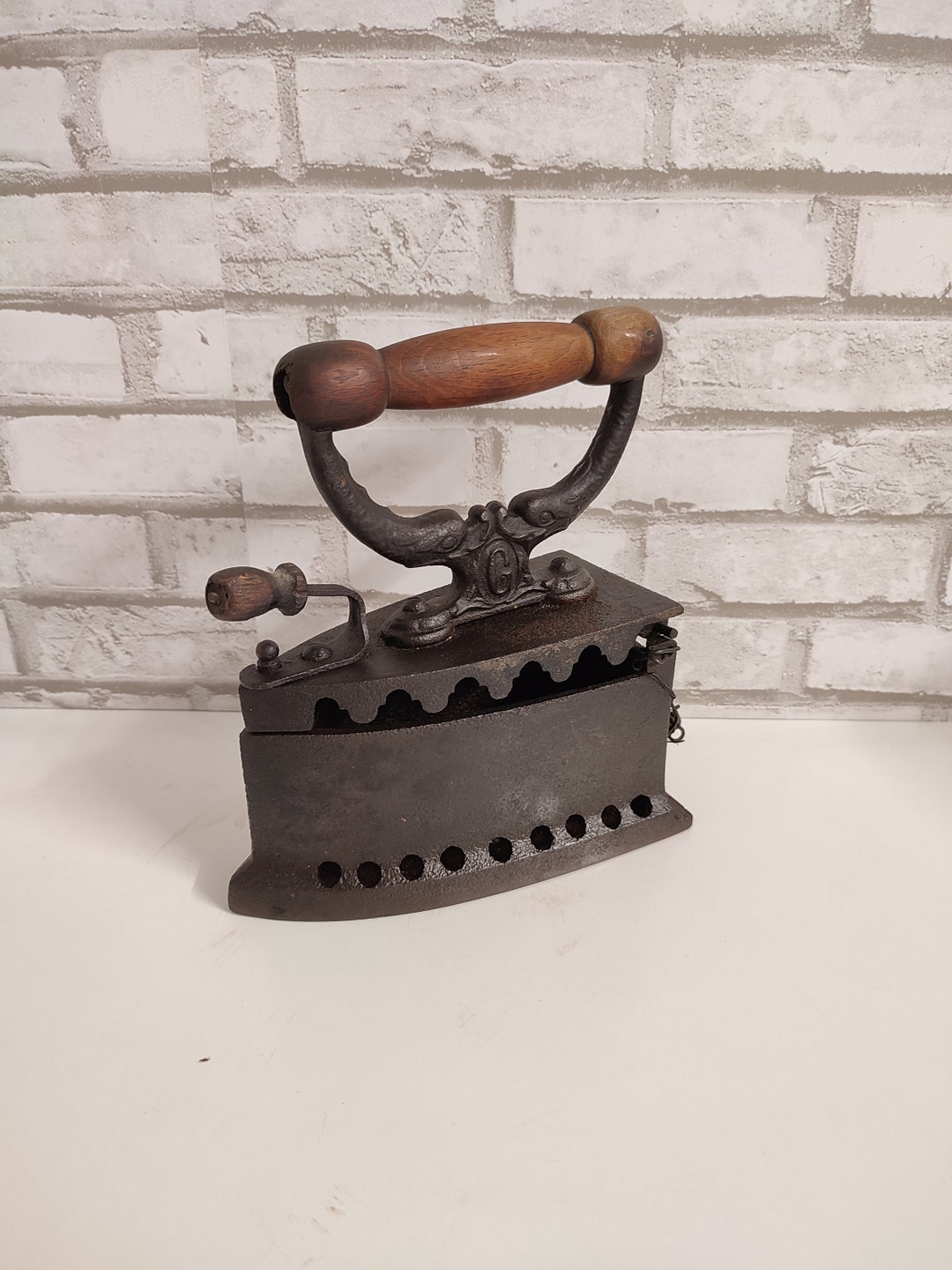 Antique Iron / Old Iron / Iron on Coal / Hand / Antique Cast