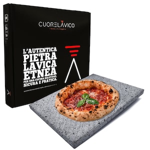 Może przedstawiać: Pizza na szarym prostokątnym kamieniu z czarnym pudełkiem w tle. Pizza ma czerwony sos, ser i bazylię. Na pudełku znajduje się biały napis "CUORELAVICO" i "L'AUTENTICA PIETRA LAVICA ETNEA".