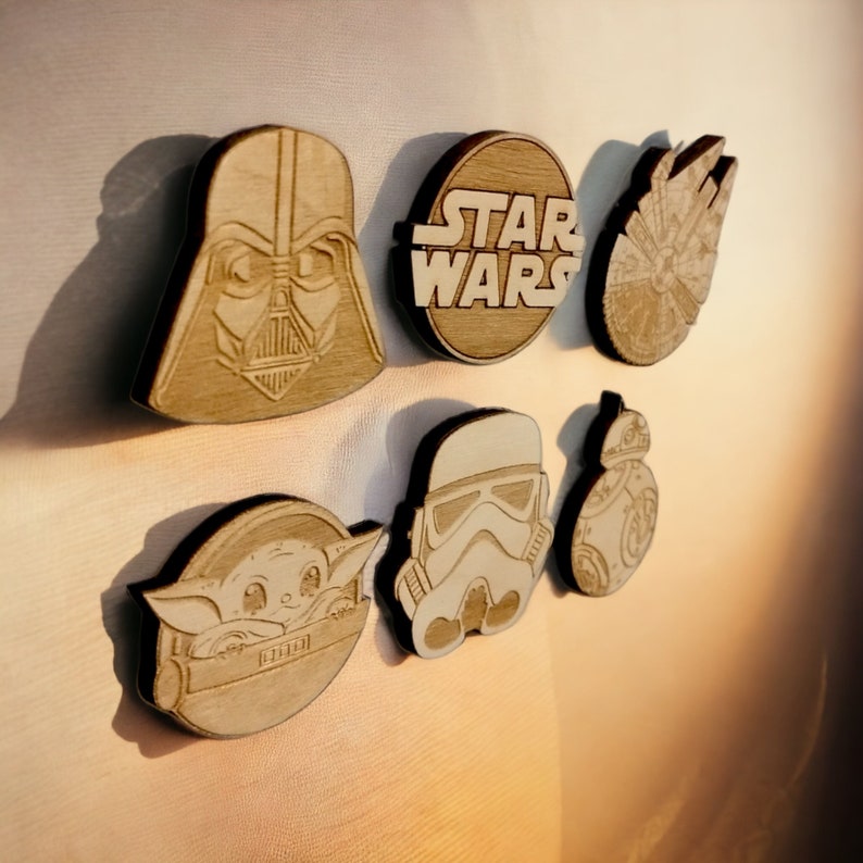 Set of 6 Star Wars Wooden Magnets & Pins Exclusive Brooch/Magnet Housewarming Gift Fridge Magnet Kitchen Accessories Home Decor Set of 6 (6 un.)