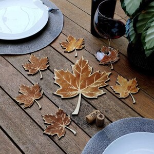 Ensemble de porte-pots en bois Nature Feuilles d'automne Fait à la main Ustensiles de cuisine modernes Réglage de la table Minimalisme Cadeau de pendaison de crémaillère Bois 2 Pot H + 6 Coasters