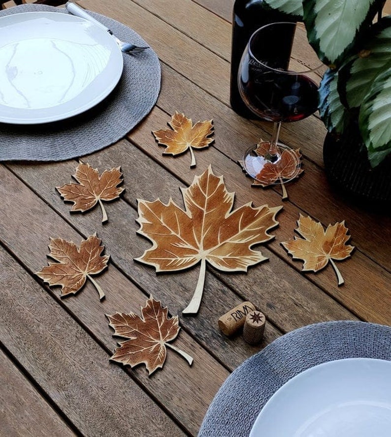 Ensemble de porte-pots en bois Nature Feuilles d'automne Fait à la main Ustensiles de cuisine modernes Réglage de la table Minimalisme Cadeau de pendaison de crémaillère Bois 2 Pot H + 6 Coasters