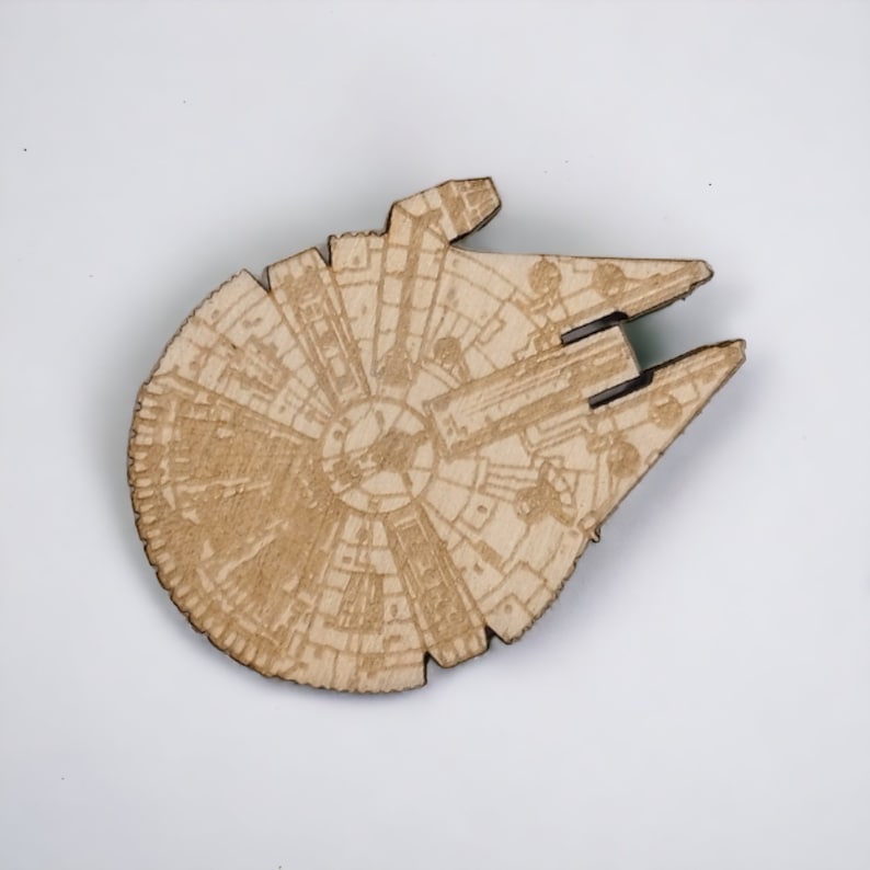 Set of 6 Star Wars Wooden Magnets & Pins Exclusive Brooch/Magnet Housewarming Gift Fridge Magnet Kitchen Accessories Home Decor Falcon Ship (1 un.)