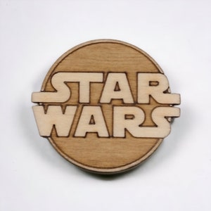 Set of 6 Star Wars Wooden Magnets & Pins Exclusive Brooch/Magnet Housewarming Gift Fridge Magnet Kitchen Accessories Home Decor Logo (1 un.)