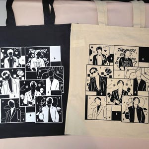 Puede incluir: Dos bolsas de tela con ilustraciones en blanco y negro de personas. El texto en las bolsas dice "The Earth Is It. Don't You Know?"