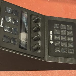 Pionowy podwójny montaż do Elgato Stream Deck + i MK1