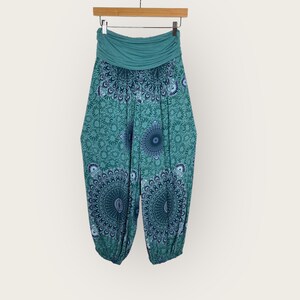 Leichte Haremshose, Starburst Mandala Haremshose, Bequeme Yoga Hose, Dehnbare One Size Freizeit Hose, Boho Hose, Hippie Festival, Urlaub Sage Green