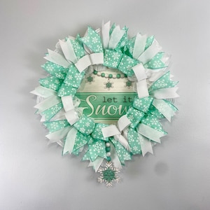 Winter Snowflake Wreath: Holiday Front Door Decor (25&quot;L x 23&quot;W)